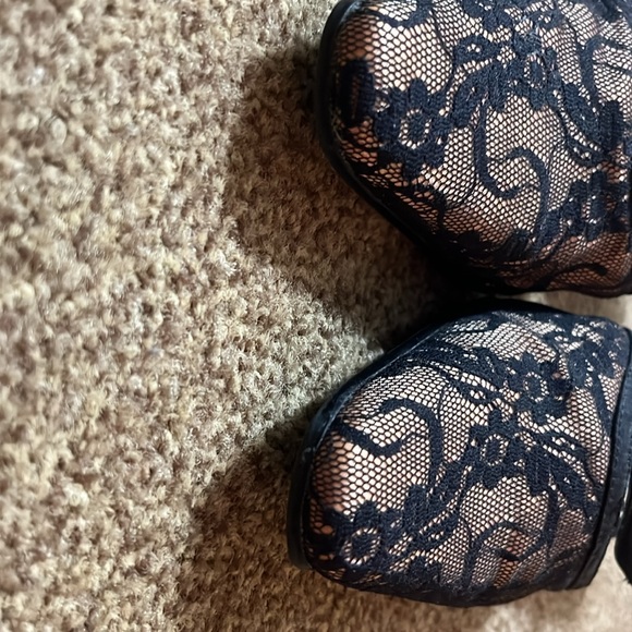 Fiona Gorgeous Gold shoes covered in black lace. Size 9 - Picture 2 of 8